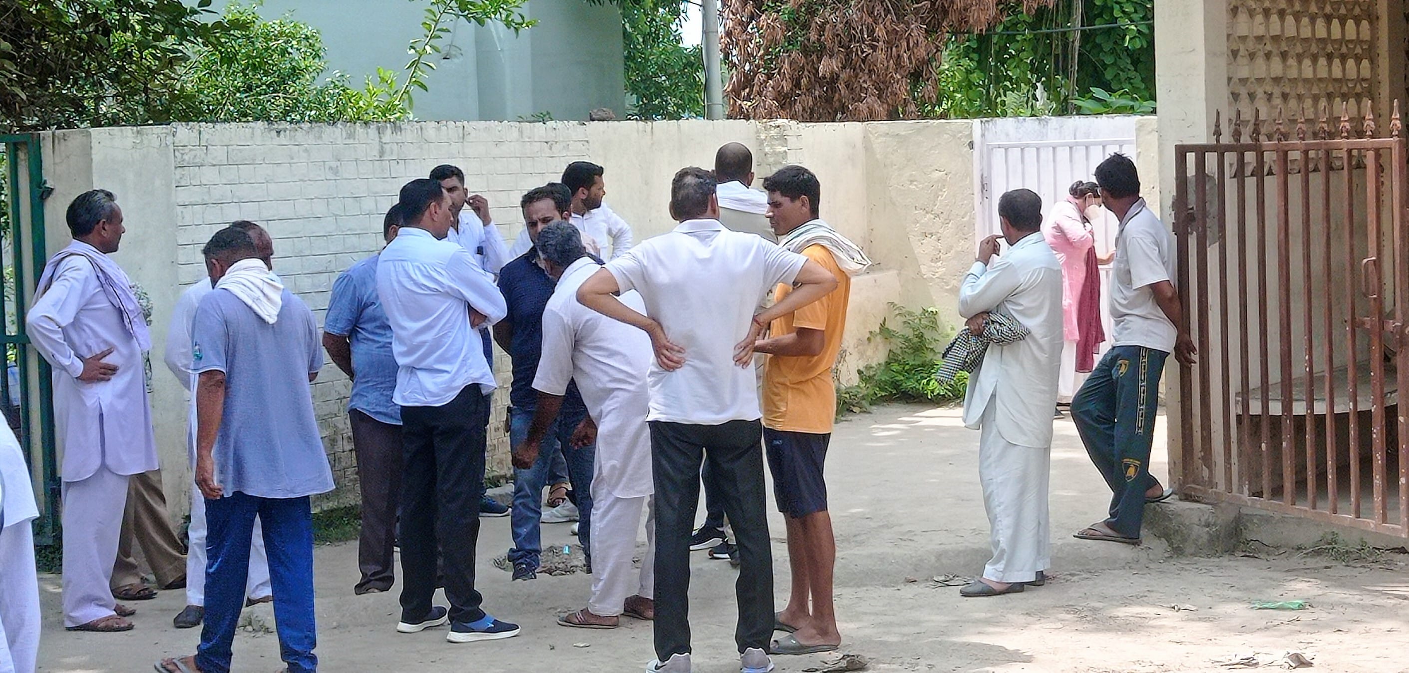 पोस्टमार्टम हाउस के बाहर खडे़ मृतक के परिजन और ग्रामीण। संवाद पोस्टमार्टम हाउस के बाहर खडे़ मृतक के परिजन और ग्रामीण। संवाद