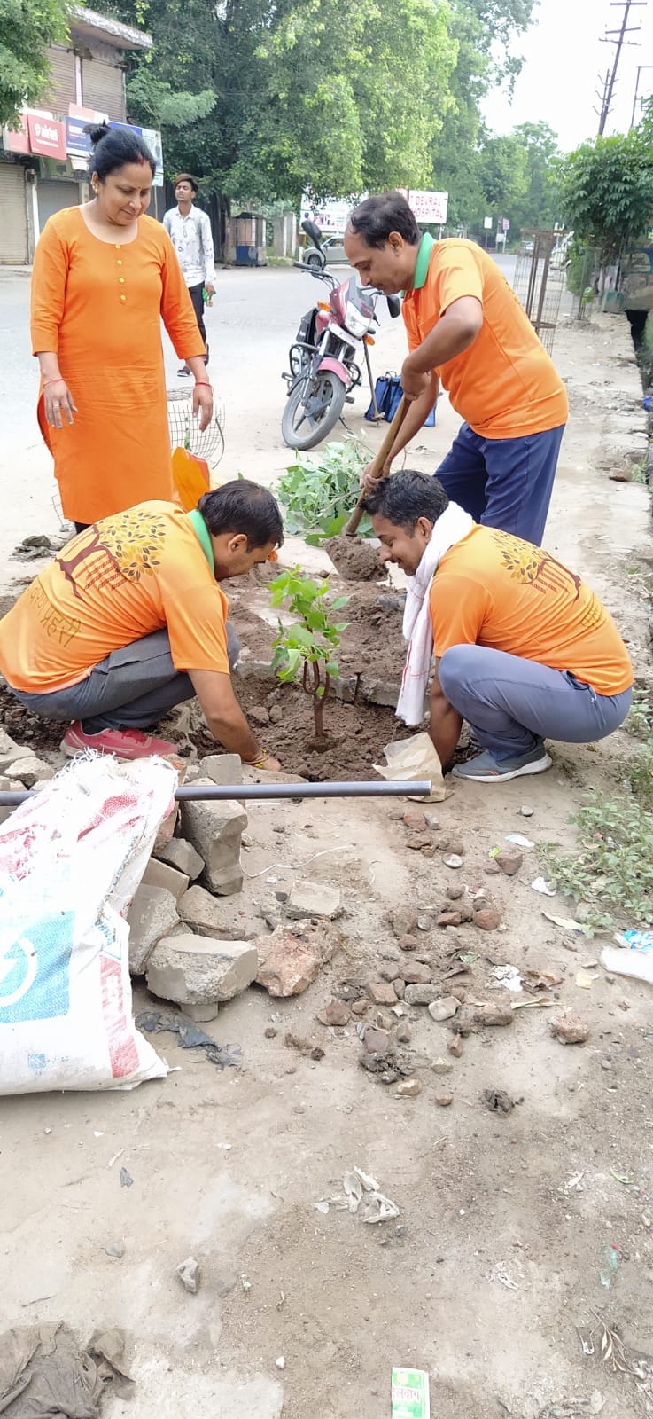 शहर में पौधरोपण करती विक्रांत शर्मा की टीम।