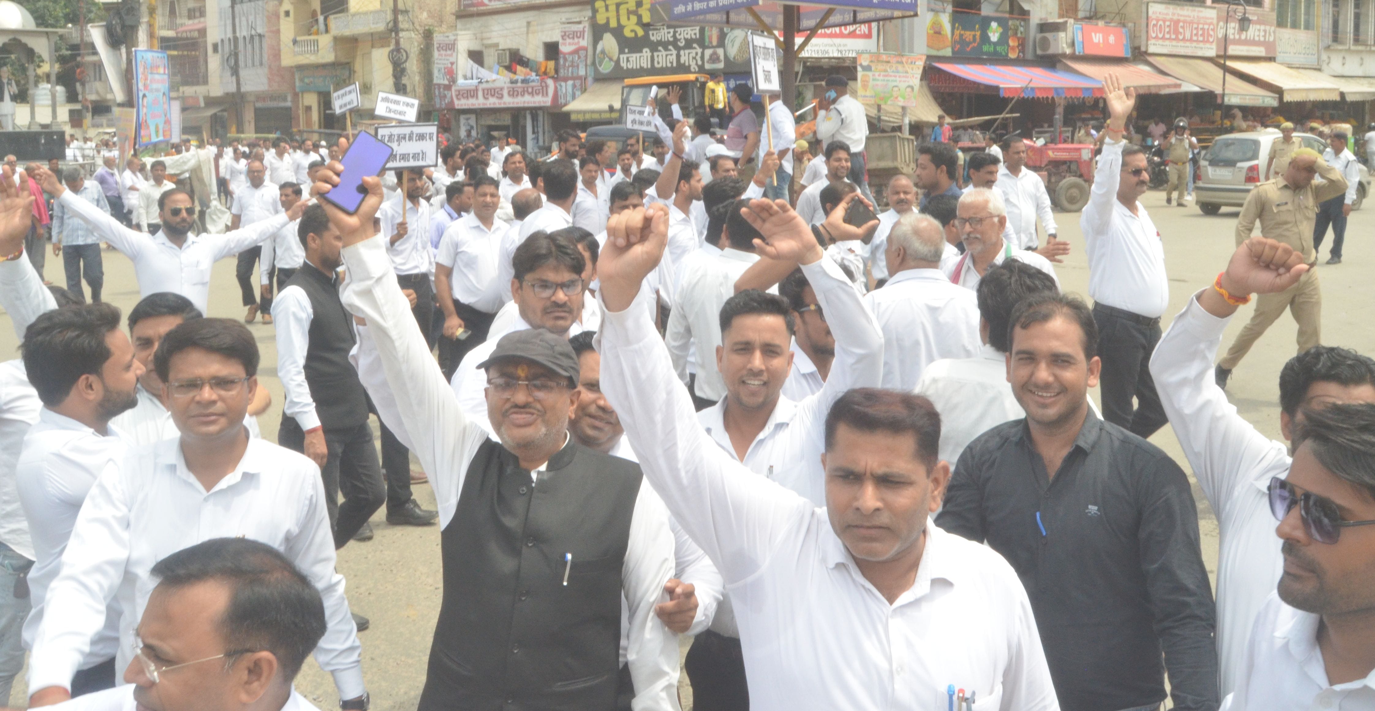 तहसील चौराहे पर जाम लगाते अधिवक्ता। संवाद तहसील चौराहे पर जाम लगाते अधिवक्ता। संवाद
