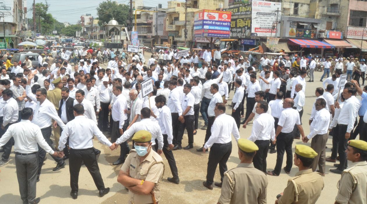 तहसील चौराहे पर मानव श्रंखला बनाकर जाम लगाते अधिवक्ता। संवाद तहसील चौराहे पर मानव श्रंखला बनाकर जाम लगाते अधिवक्ता। संवाद