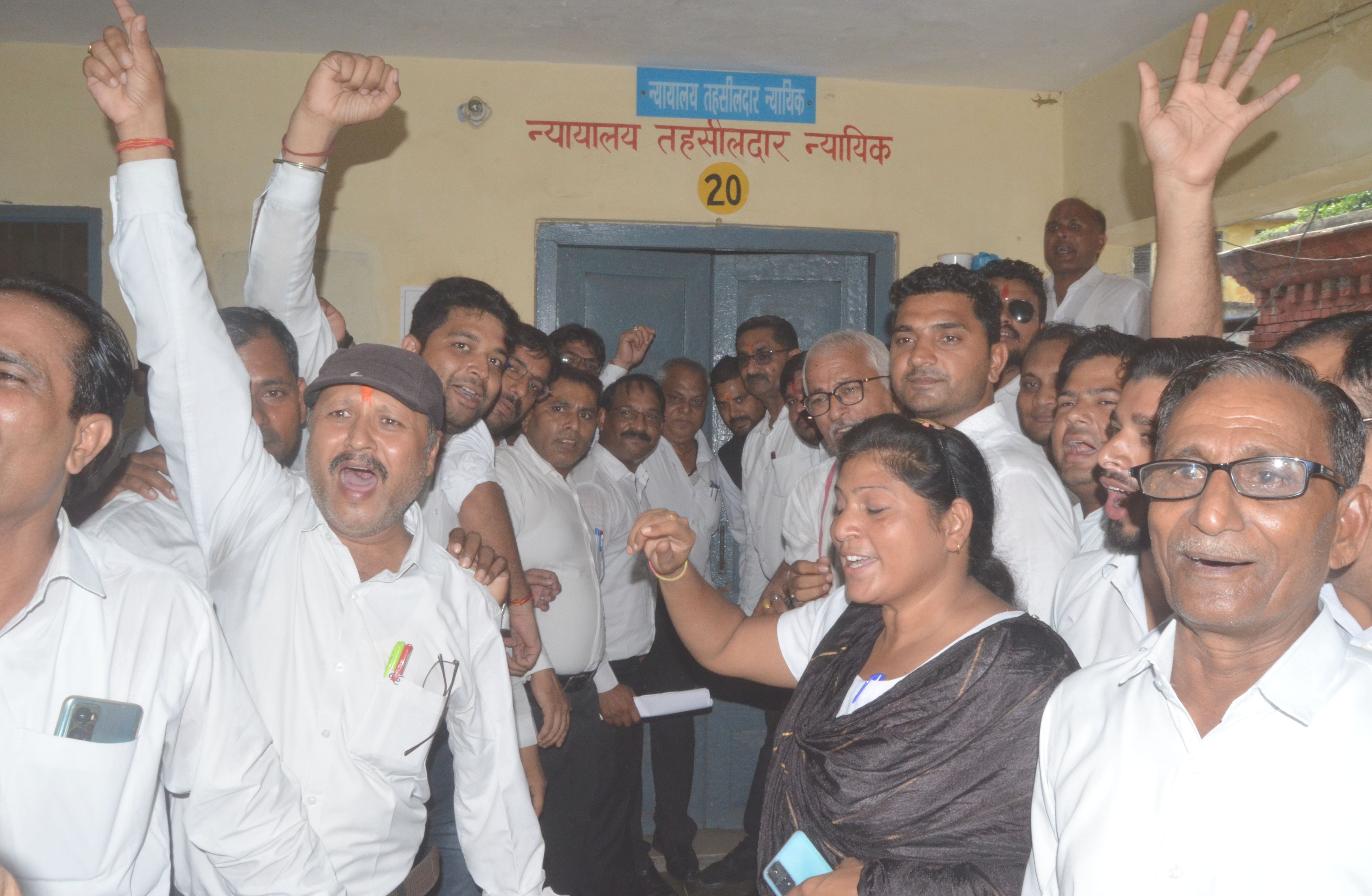 तहसील में तालाबंदी कर नारेबाजी करते अधिवक्ता। संवाद तहसील में तालाबंदी कर नारेबाजी करते अधिवक्ता। संवाद
