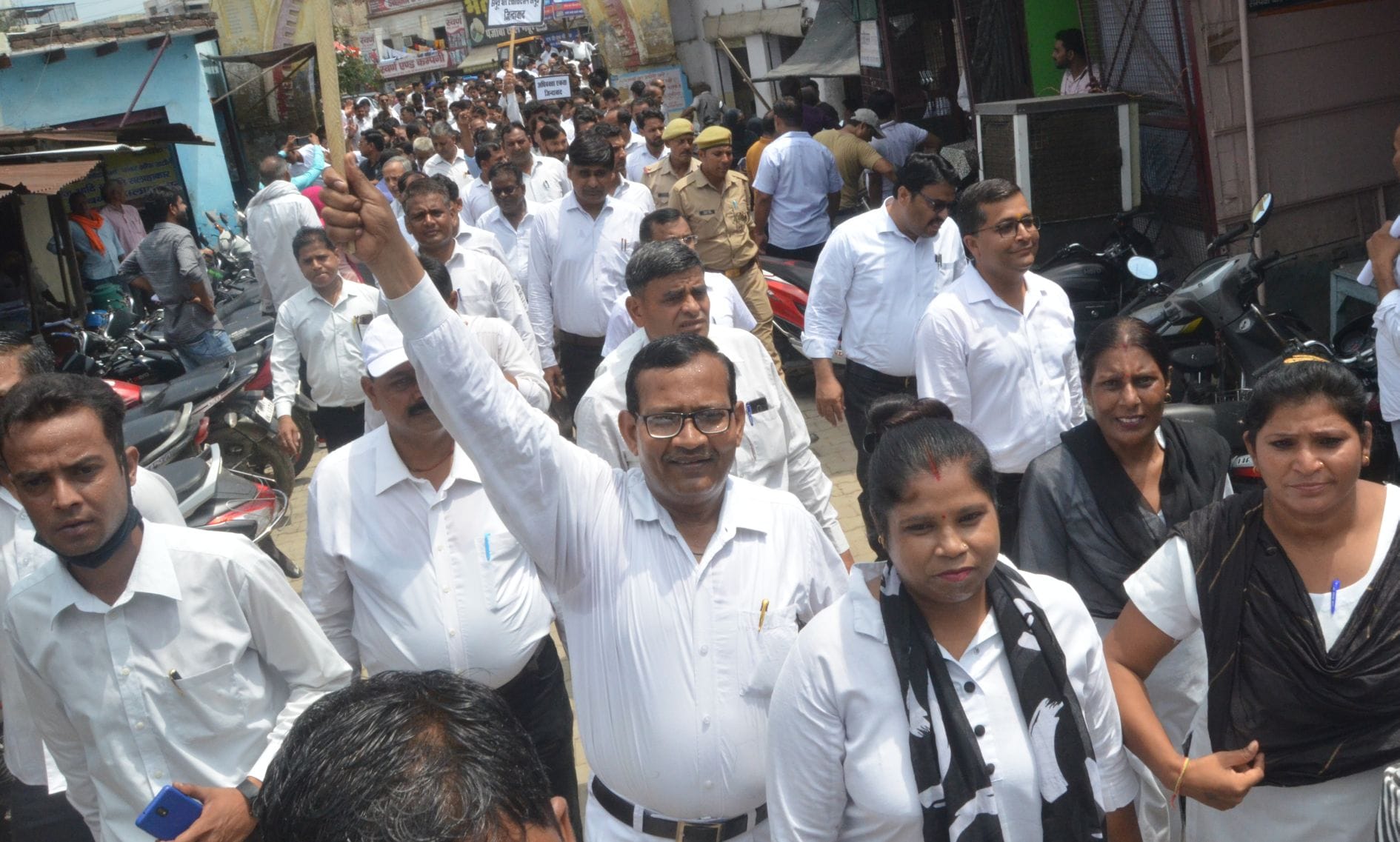 तहसील में तालाबंदी करने जाते अधिवक्ता। संवाद तहसील में तालाबंदी करने जाते अधिवक्ता। संवाद