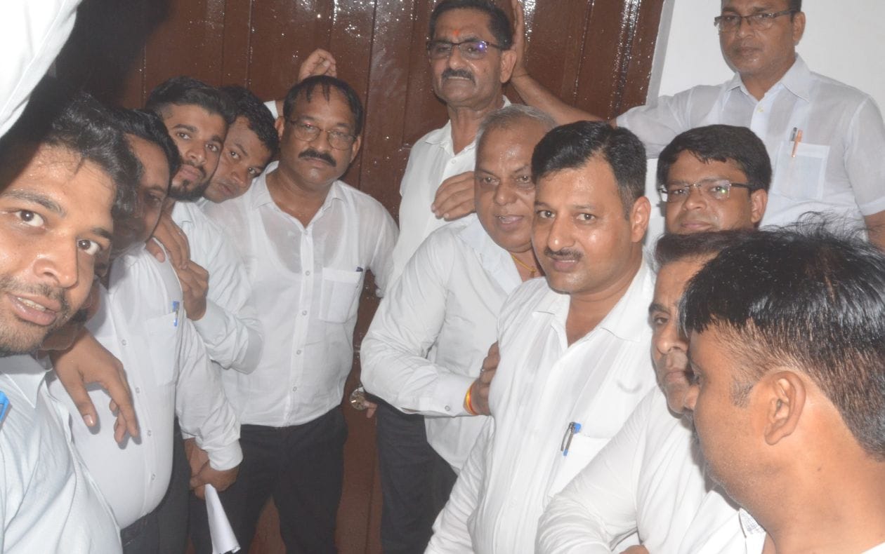 तहसील में तालाबंदी करते अधिवक्ता। संवाद तहसील में तालाबंदी करते अधिवक्ता। संवाद