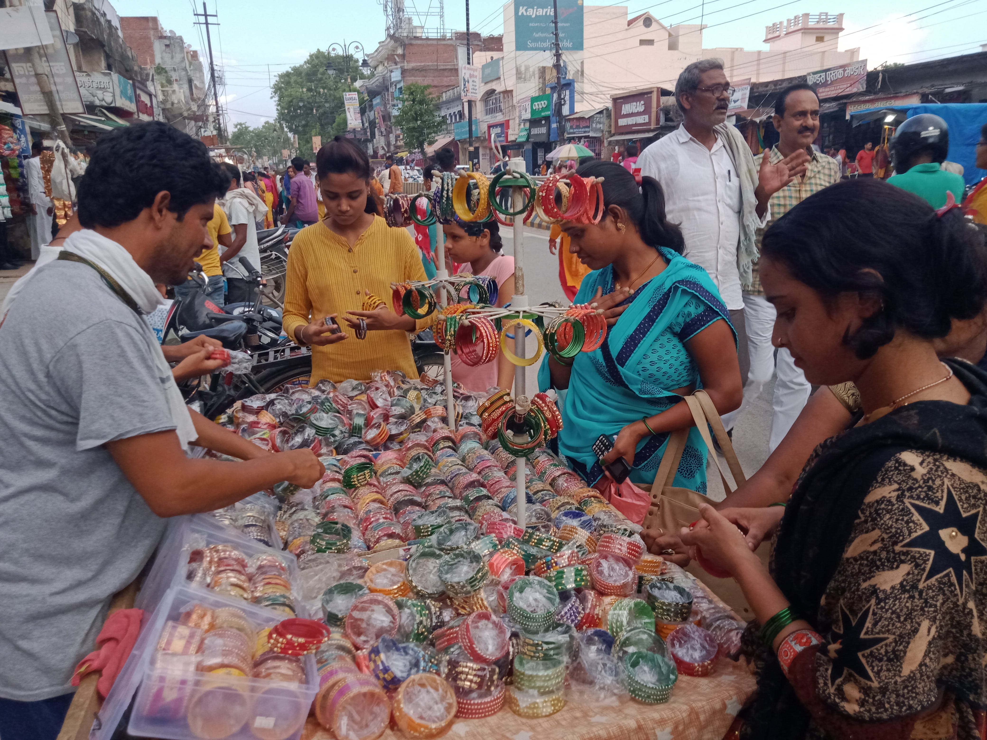 तीज पर्व को लेकर नगर के सहादतपुरा स्थित दुकान से चूड़ी की खरीदारी करतीं महिलाएं और युवतियां।संव? तीज पर्व को लेकर नगर के सहादतपुरा स्थित दुकान से चूड़ी की खरीदारी करतीं महिलाएं और युवतियां।संव?