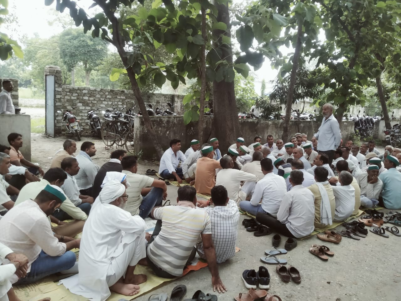 दया शुगर मिल में धरना देते किसान