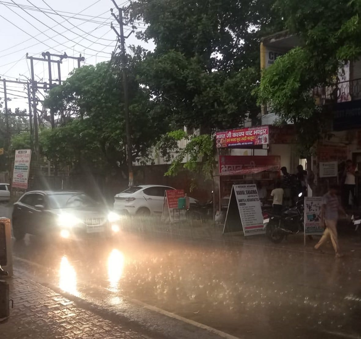 बागपत कोर्ट रोड पर बारिश के बीच गुजरती कार