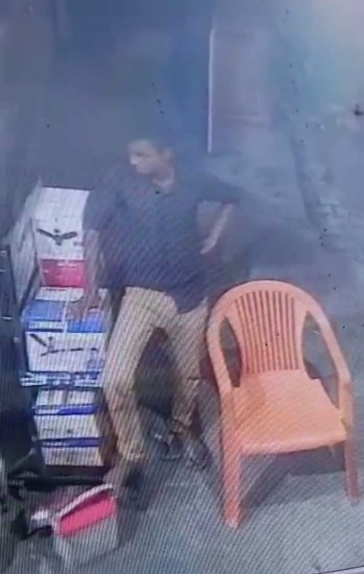 बागपत कोर्ट रोड स्थित इंवेटर की दुकान में लगे सीसीटीवी कैमरे में कैद हुआ चोरी का आरोपी युवक बागपत कोर्ट रोड स्थित इंवेटर की दुकान में लगे सीसीटीवी कैमरे में कैद हुआ चोरी का आरोपी युवक