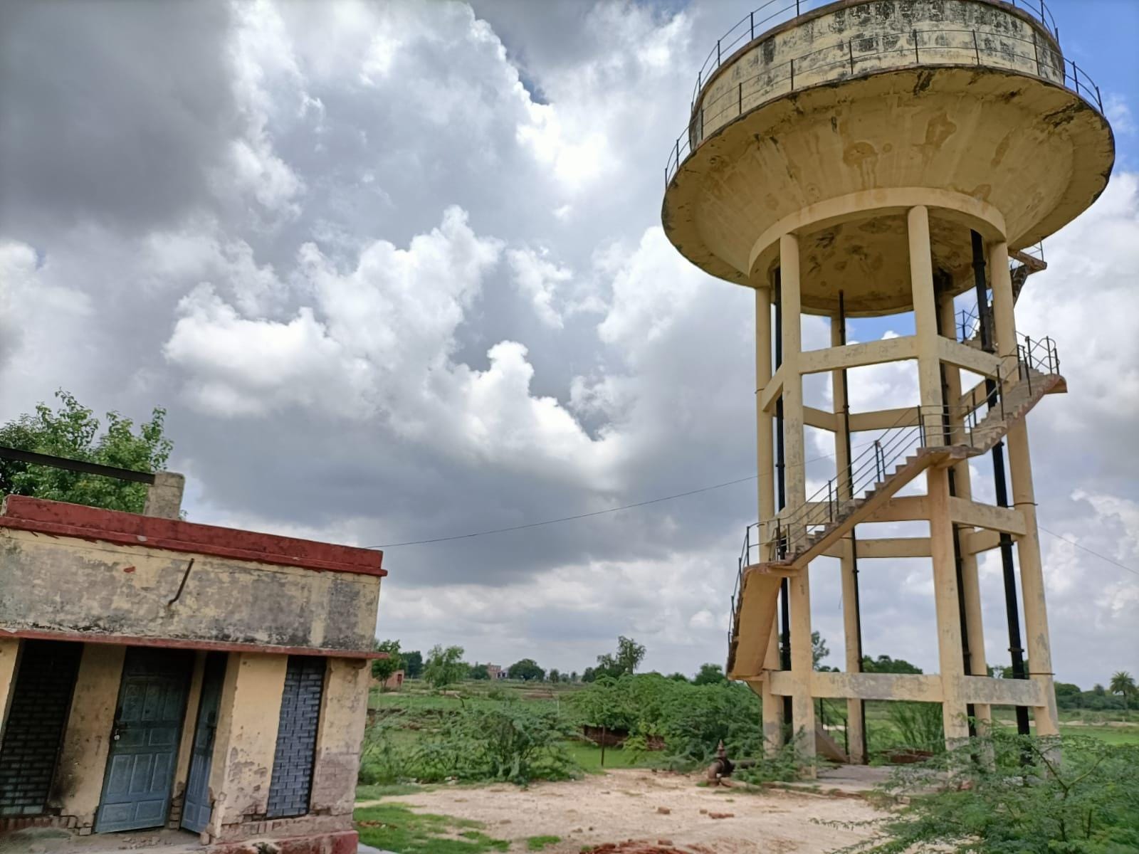बेला बस्ती में बना ओवरहेड टैंक। संवाद
