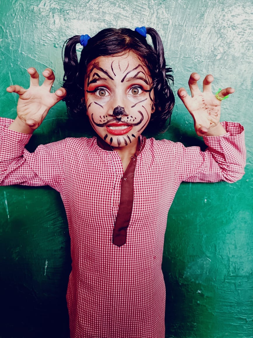 छुटमलपुर में विश्व बाघ दिवस पर बाघ की भाव भंगिमा दर्शाती बच्ची छुटमलपुर में विश्व बाघ दिवस पर बाघ की भाव भंगिमा दर्शाती बच्ची