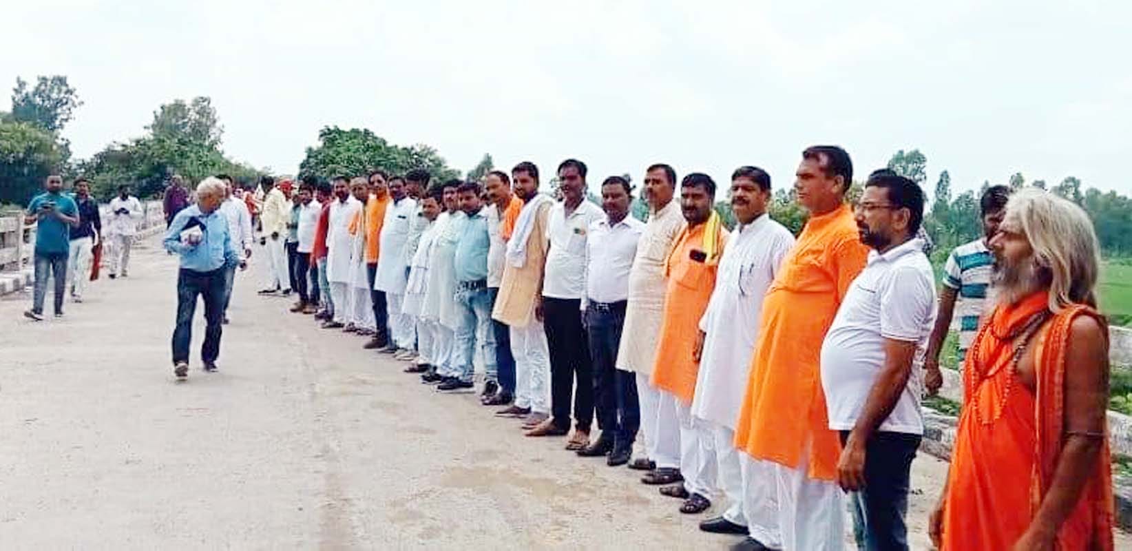 गोमती के पन्नघाट पर मानव शृंखला में शामिल लोग। संवाद 