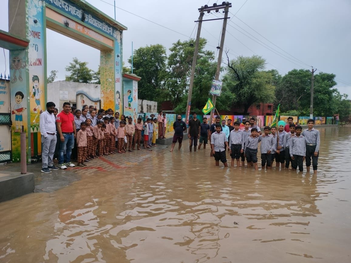गांव सिधानी के राजकीय वरिष्ठ माध्यमिक विद्यालय के आगे जलभराव दिखाते विद्यार्थी। गांव सिधानी के राजकीय वरिष्ठ माध्यमिक विद्यालय के आगे जलभराव दिखाते विद्यार्थी।