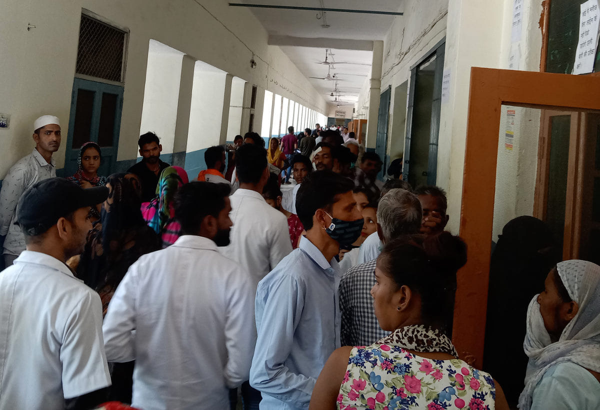 जिला अस्पताल की ओपीडी के बाहर लगी मरीजो की भीड़