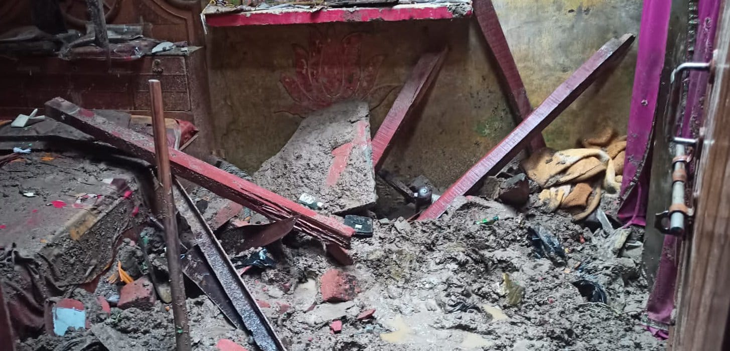 कैराना के कंडेला में बारिश के कारण छत गिरने से मलबे में दबा सामान। कैराना के कंडेला में बारिश के कारण छत गिरने से मलबे में दबा सामान।