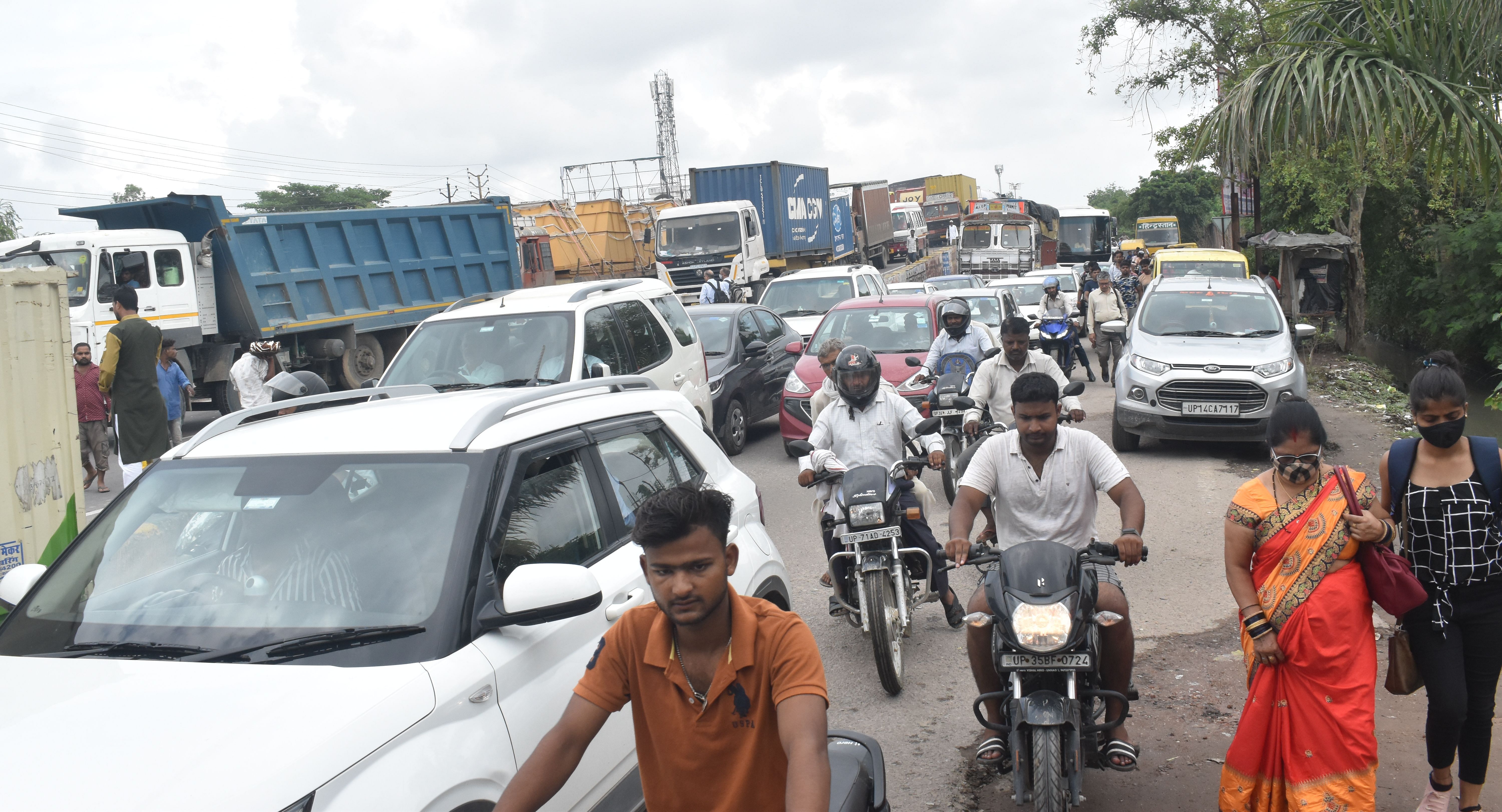 लखनऊ कानुपर हाइवे पर बाइपास पर लगे जाम में फंसे वाहन सवार। संवाद