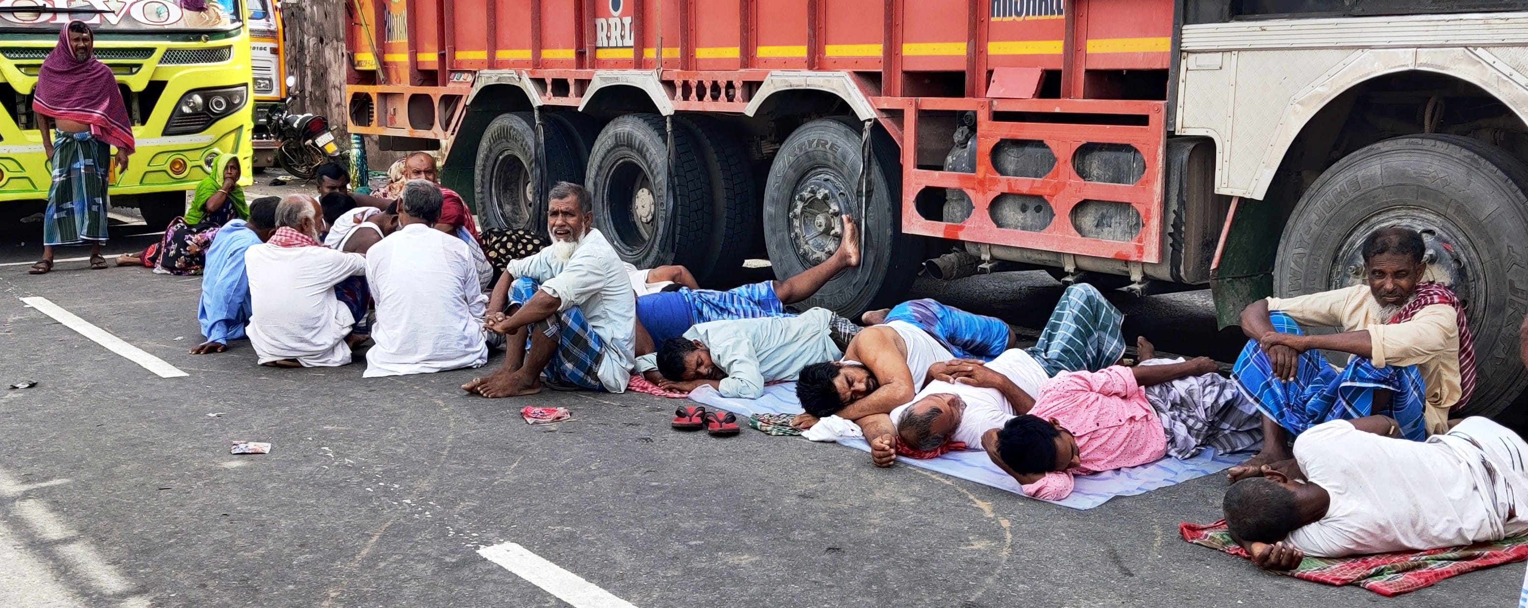 धमपुर: कश्मीर जाने वाले यात्री उधमपुर के पीर बाबा चौक के पास हाईवे पर आराम करते हुए. धमपुर: कश्मीर जाने वाले यात्री उधमपुर के पीर बाबा चौक के पास हाईवे पर आराम करते हुए.
