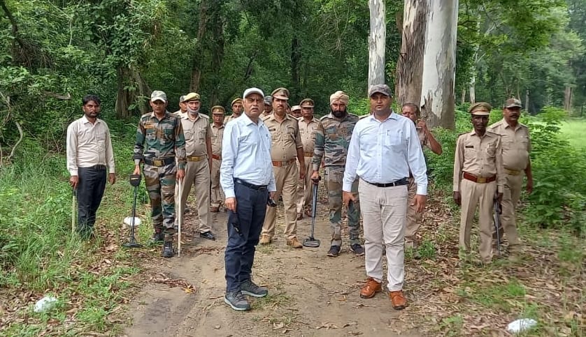 अमानगढ़ में बाघ दिवस के मौके पर टीम के साथ गश्त करते वन संरक्षक विजय सिंह। अमानगढ़ में बाघ दिवस के मौके पर टीम के साथ गश्त करते वन संरक्षक विजय सिंह।