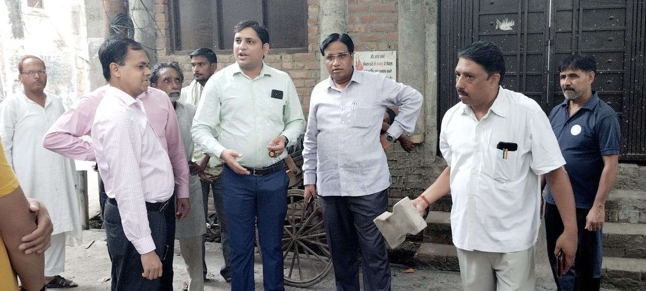 अंसारियान चौक पर मेयर संजीव वालिया को सीसी सड़क बनाने के लिए उखाड़ी गयी टाइल दिखाते पार्षद आशुतो? अंसारियान चौक पर मेयर संजीव वालिया को सीसी सड़क बनाने के लिए उखाड़ी गयी टाइल दिखाते पार्षद आशुतो?