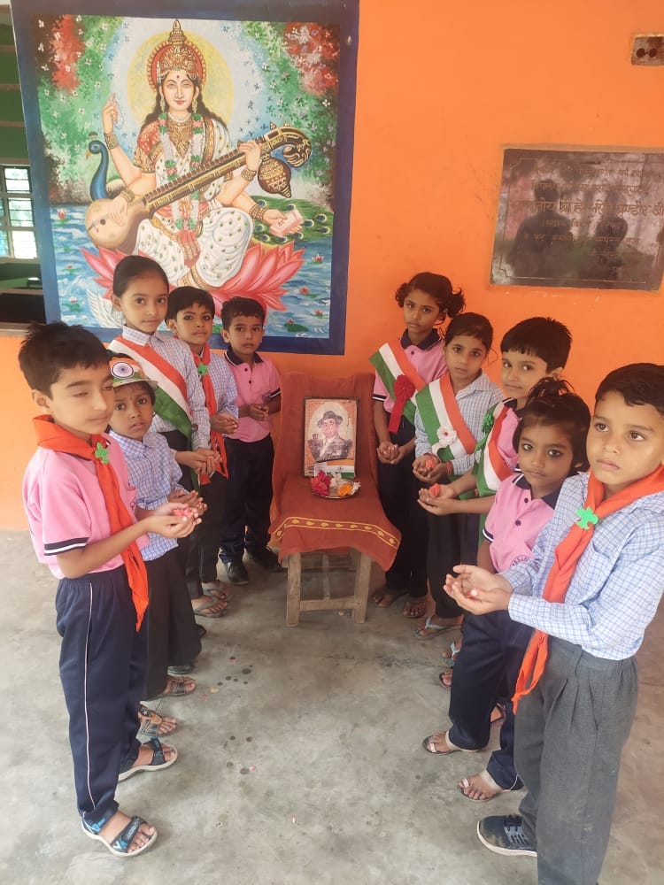 बीएस जू. हाईस्कूल कम्बोहमजरा में शहीद उधम सिंह की पुण्य तिथि पर नमन करते स्कूली बच्चे बीएस जू. हाईस्कूल कम्बोहमजरा में शहीद उधम सिंह की पुण्य तिथि पर नमन करते स्कूली बच्चे