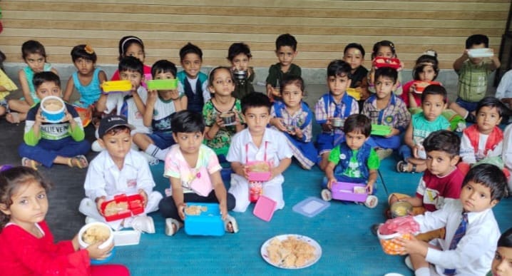 चिलकाना के न्यू कैंब्रिज स्कूल में तीज पर घेवर खाते बच्चें