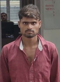 फोटो-24- पुलिस की गिरफ्त में पिता का कातिल पुत्र आरिफ फोटो-24- पुलिस की गिरफ्त में पिता का कातिल पुत्र आरिफ