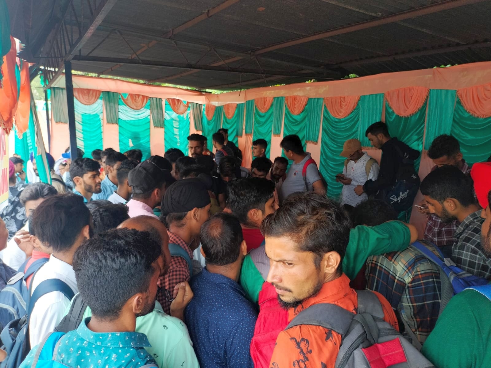 जिला स्तरीय रोजगार मेले के दौरान पंजीकरण स्टाल पर उमड़ी युवाओं की भीड़। संवाद जिला स्तरीय रोजगार मेले के दौरान पंजीकरण स्टाल पर उमड़ी युवाओं की भीड़। संवाद