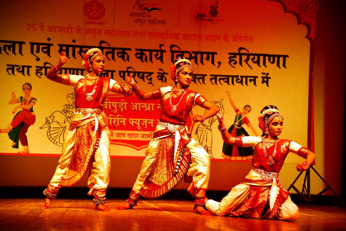 कलाकृति भवन में सांस्कृतिक कार्यक्रम की प्रस्तुति देतीं कलाकार। संवाद कलाकृति भवन में सांस्कृतिक कार्यक्रम की प्रस्तुति देतीं कलाकार। संवाद