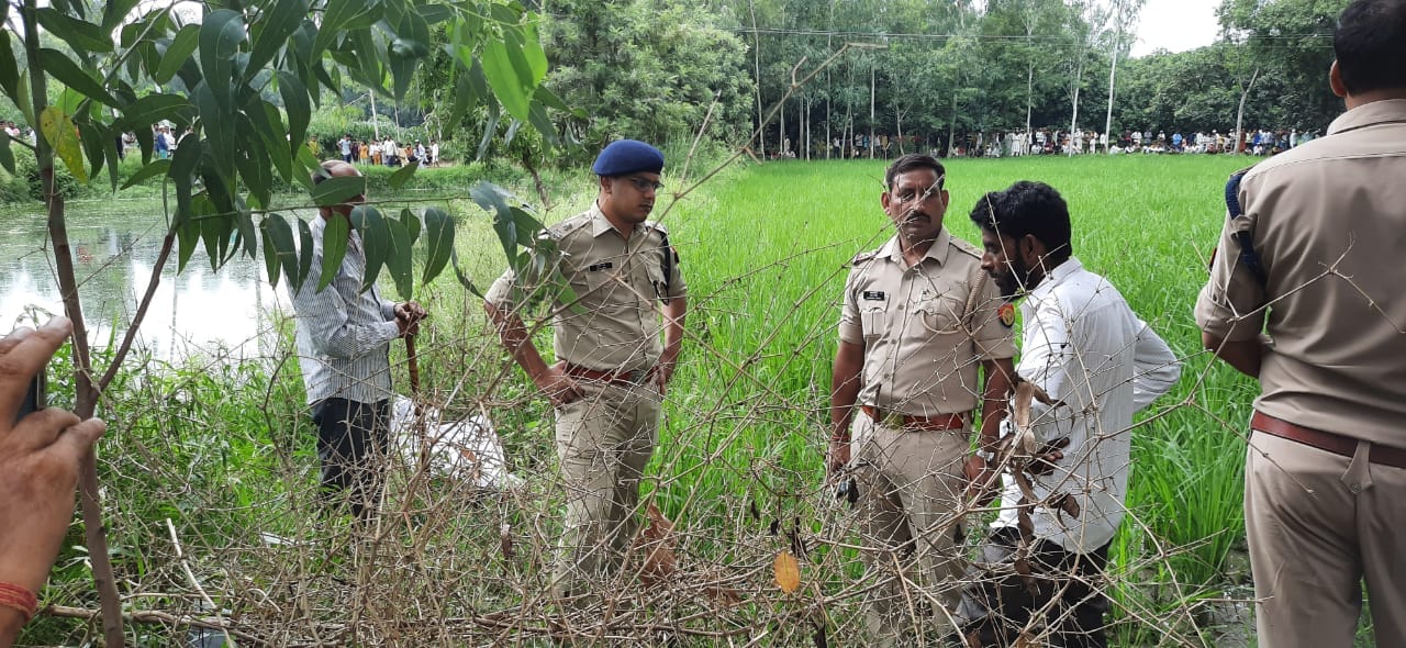 खुजनावर में पीड़ित पिता से जानकारी लेते एसपी देहात सूरज राय खुजनावर में पीड़ित पिता से जानकारी लेते एसपी देहात सूरज राय