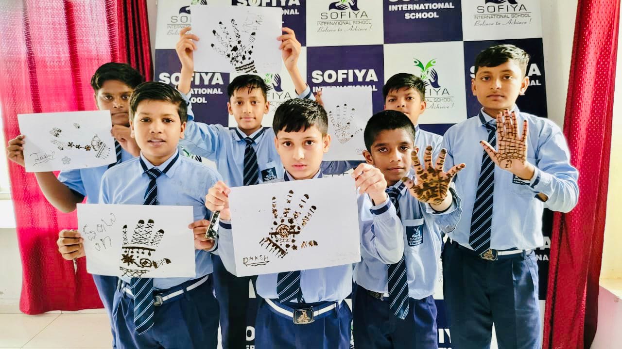 नागल के सोफिया इंटरनेशनल में मेहंदी दिखाते छात्र