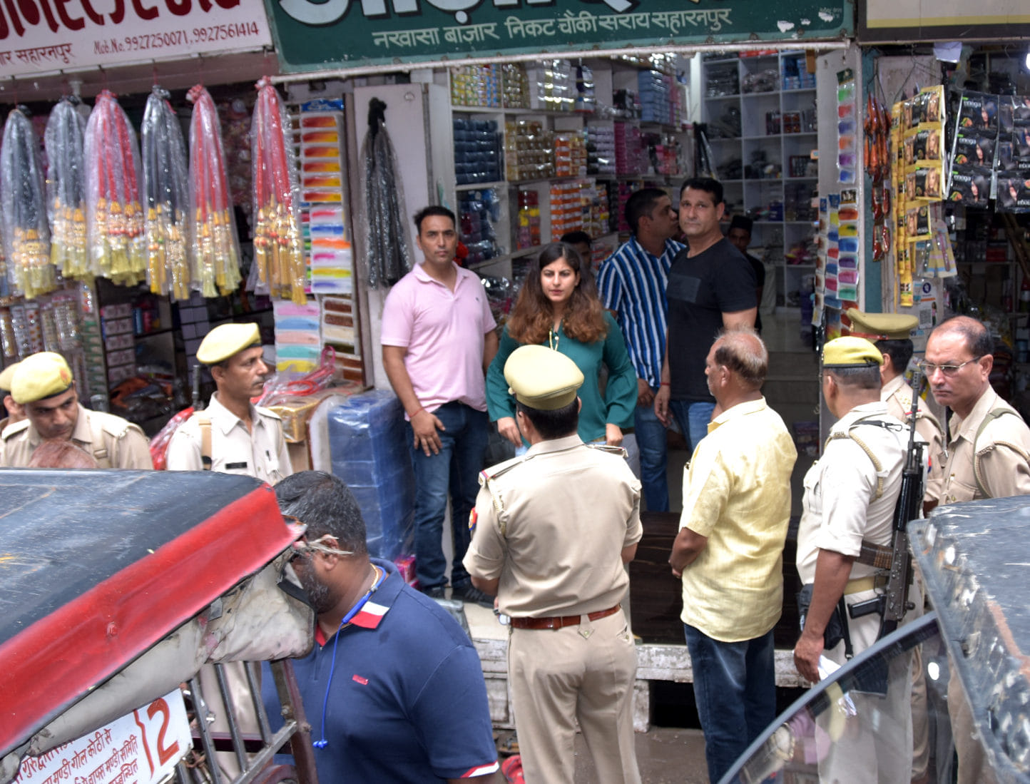 नखासा बाजार में कॉस्मेटिक को लेकर छापामारी करते कंपनी के अधिकारी व पुलिस बल नखासा बाजार में कॉस्मेटिक को लेकर छापामारी करते कंपनी के अधिकारी व पुलिस बल