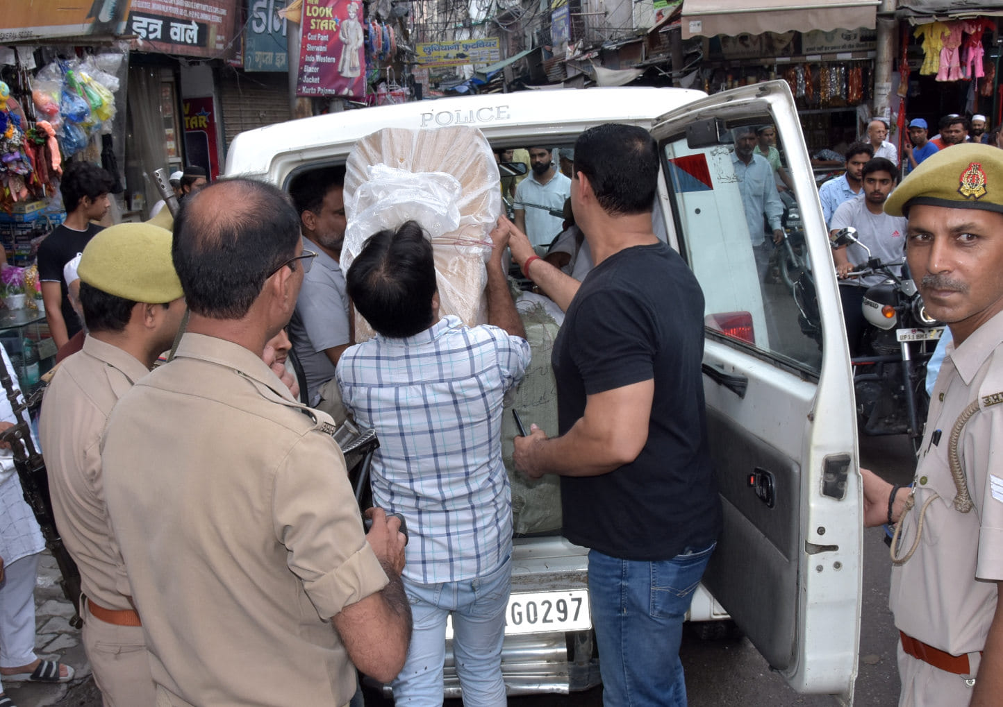 नखासा बाजार में कॉस्मेटिक को लेकर जांच के दौरान बरामद सामान को लेजाती पुलिस नखासा बाजार में कॉस्मेटिक को लेकर जांच के दौरान बरामद सामान को लेजाती पुलिस