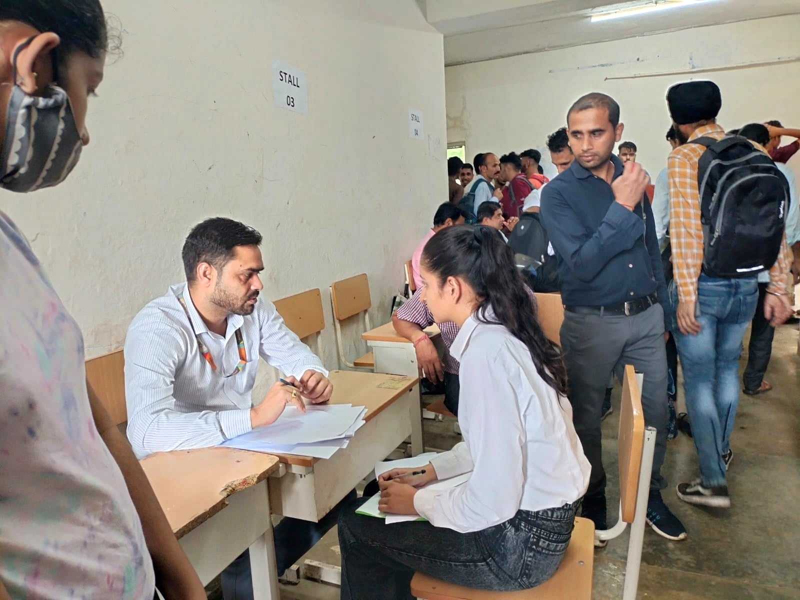 रोजगार मेले में युवती से सवाल जवाब करते कंपनी के प्रतिनिधि। संवाद रोजगार मेले में युवती से सवाल जवाब करते कंपनी के प्रतिनिधि। संवाद