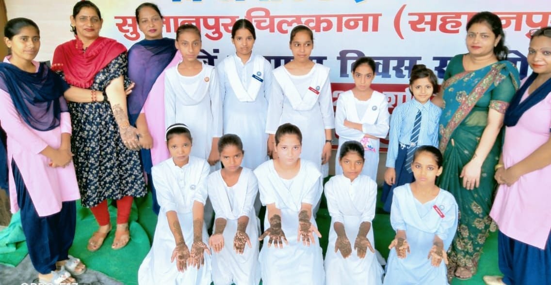 सुलतानपुर के डा. राजेंद्र प्रसाद स्मारक विद्यालय में मेंहदी प्रतियोगिता में शामिल छात्राएं