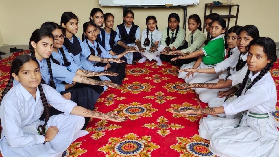 सुल्तानपुर के न्यू कैंब्रिज में मेहंदी प्रतियोगिता में शामिल बच्चें
