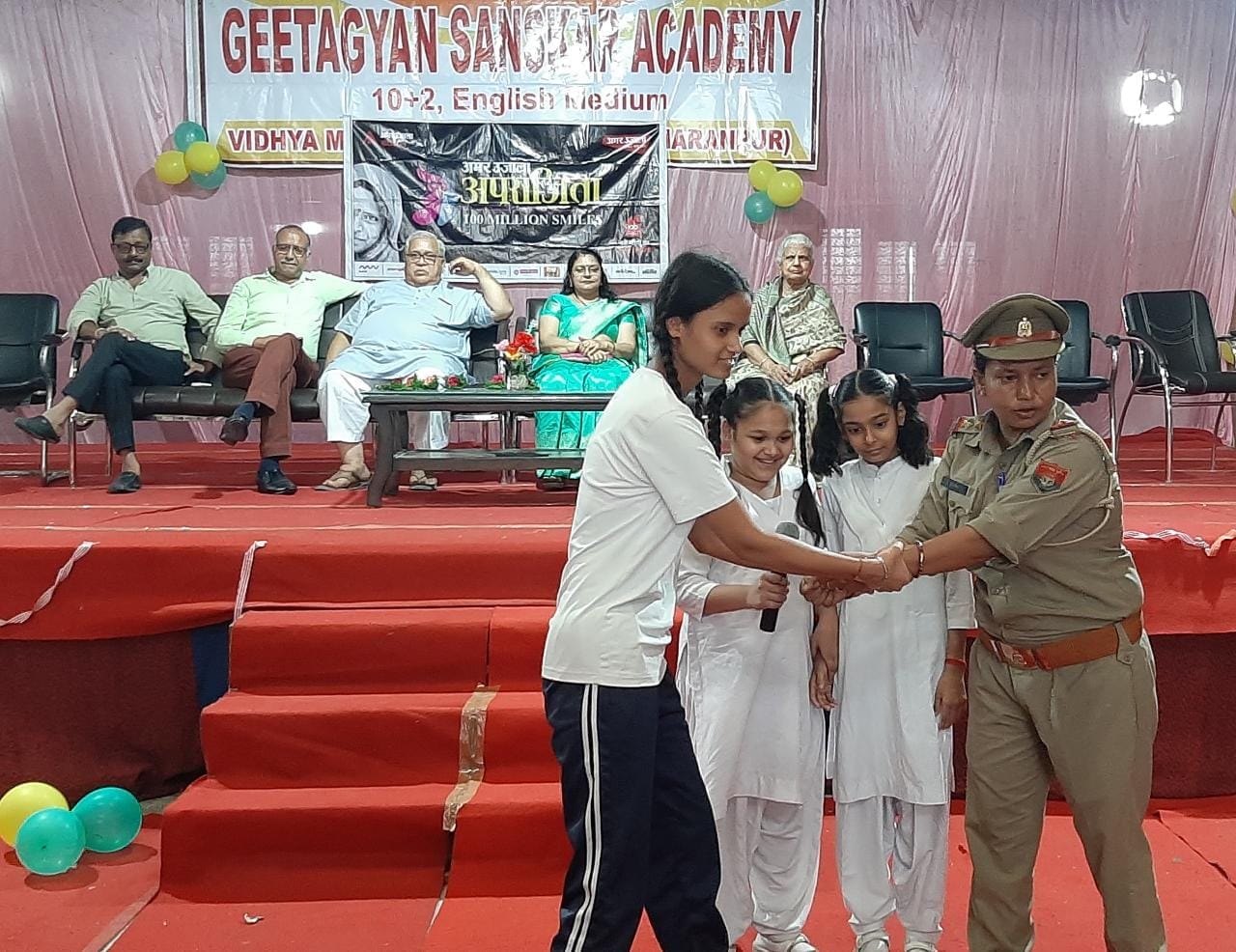 सुरक्षा के लिए दांवपेंच सिखाती एसआई वर्षा तोमर सुरक्षा के लिए दांवपेंच सिखाती एसआई वर्षा तोमर