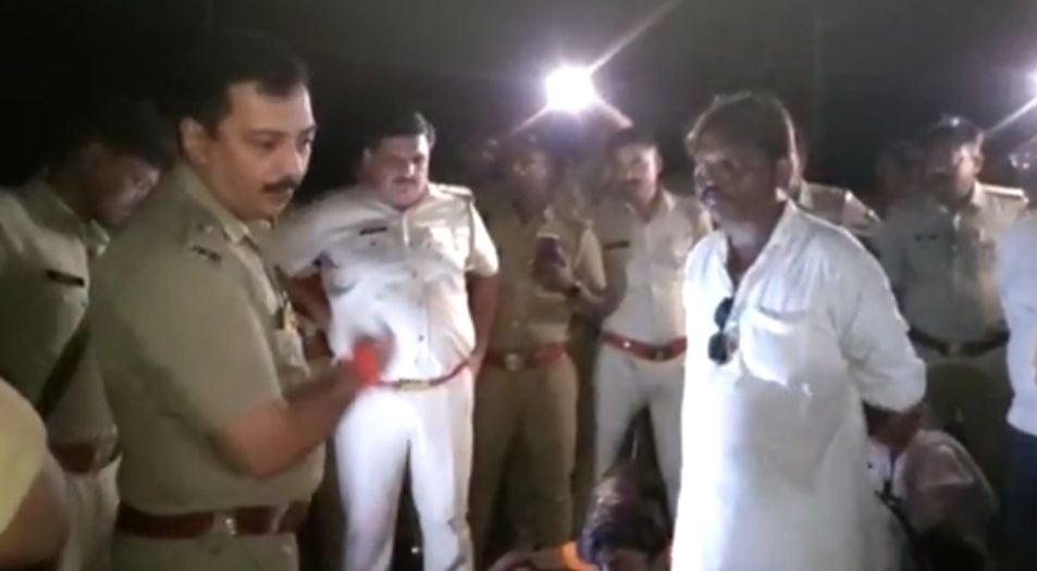 तिलहर क्षेत्र में हाईवे जाम होने पर कांवड़ियों को समझाते एसपी ग्रामीण संजीव कुमार वाजपेयी संवाद तिलहर क्षेत्र में हाईवे जाम होने पर कांवड़ियों को समझाते एसपी ग्रामीण संजीव कुमार वाजपेयी संवाद