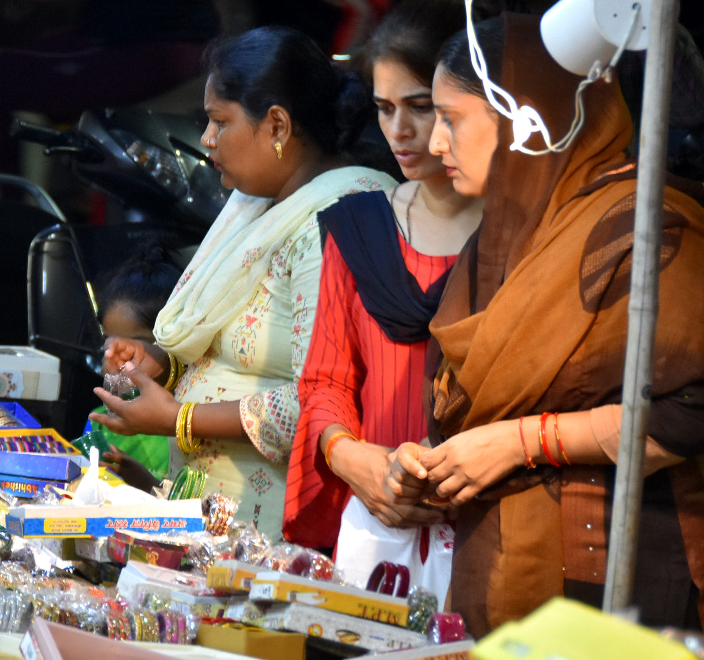 दिल्ली रोड के झंडा चौक पर तीज के लिये चूड़िया खरीदारी करती महिलाएं दिल्ली रोड के झंडा चौक पर तीज के लिये चूड़िया खरीदारी करती महिलाएं