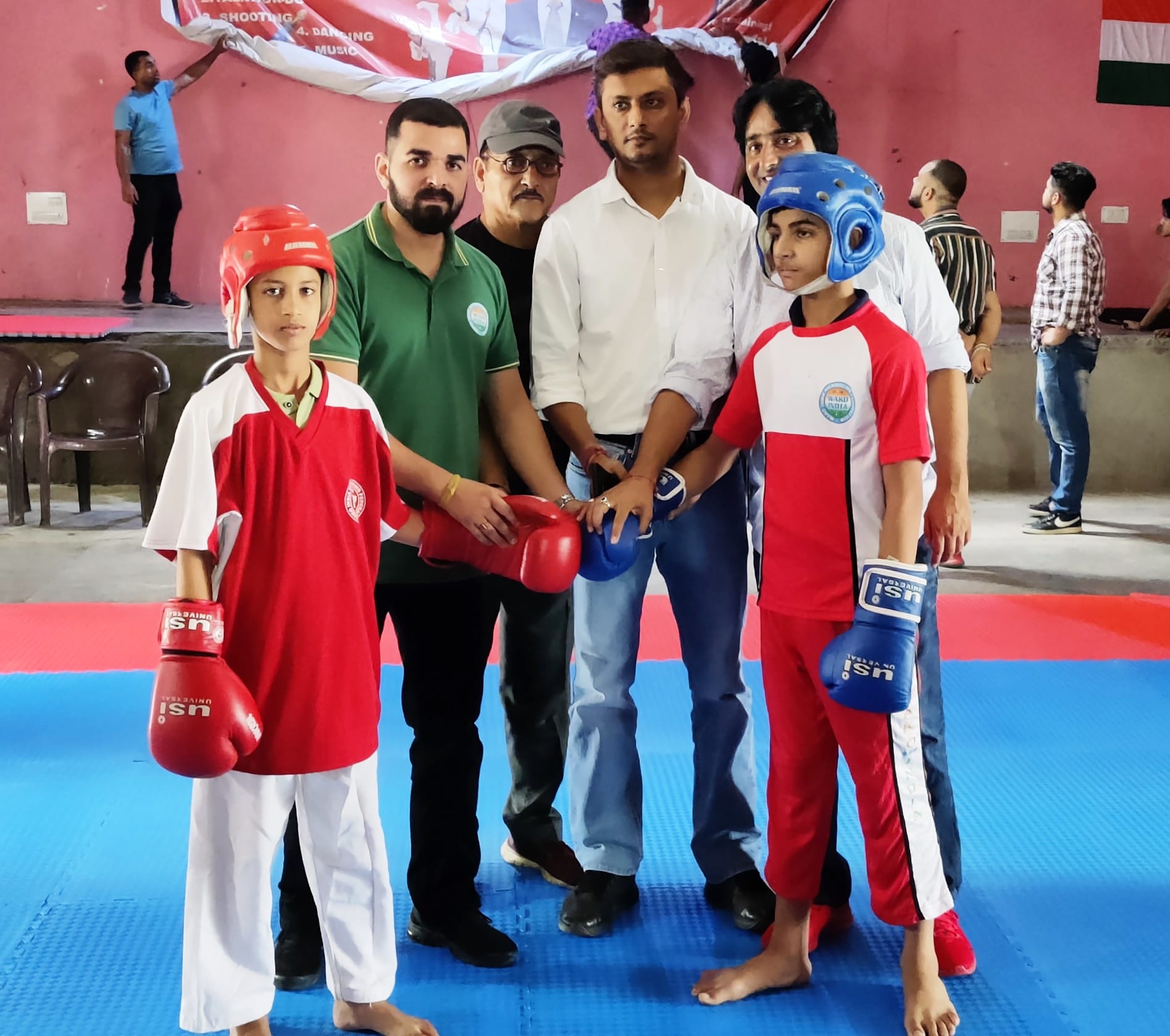 उधमपुर: किक बॉक्सिंग प्रतियोगिता की शुरुआत करवाते हुए मुख्य अतिथि तथा मैच खेलते खिलाड़ी. उधमपुर: किक बॉक्सिंग प्रतियोगिता की शुरुआत करवाते हुए मुख्य अतिथि तथा मैच खेलते खिलाड़ी.