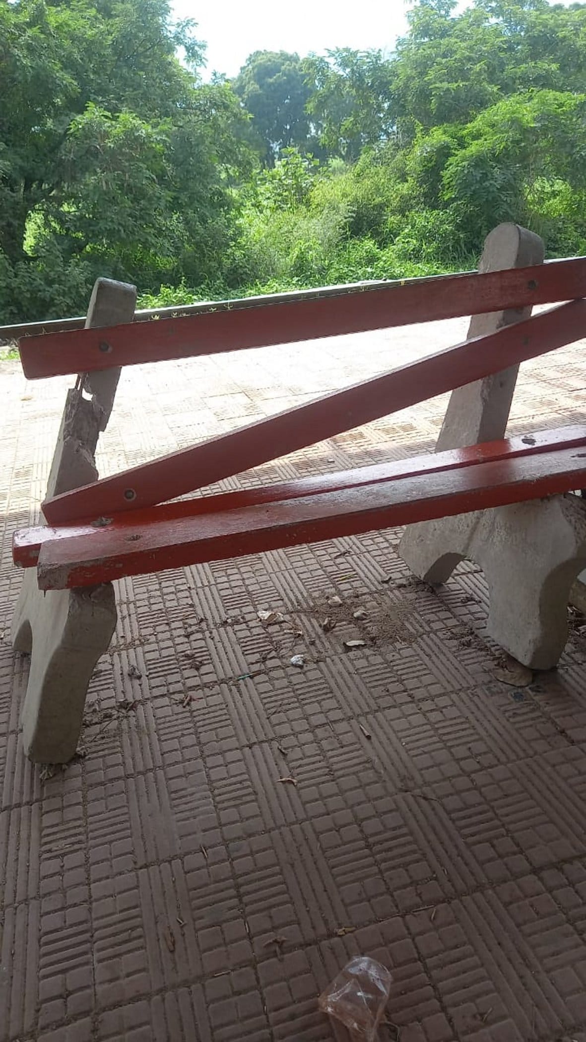 अहेड़ा हाल्ट पर क्षतिग्रस्त हुई बेंच अहेड़ा हाल्ट पर क्षतिग्रस्त हुई बेंच