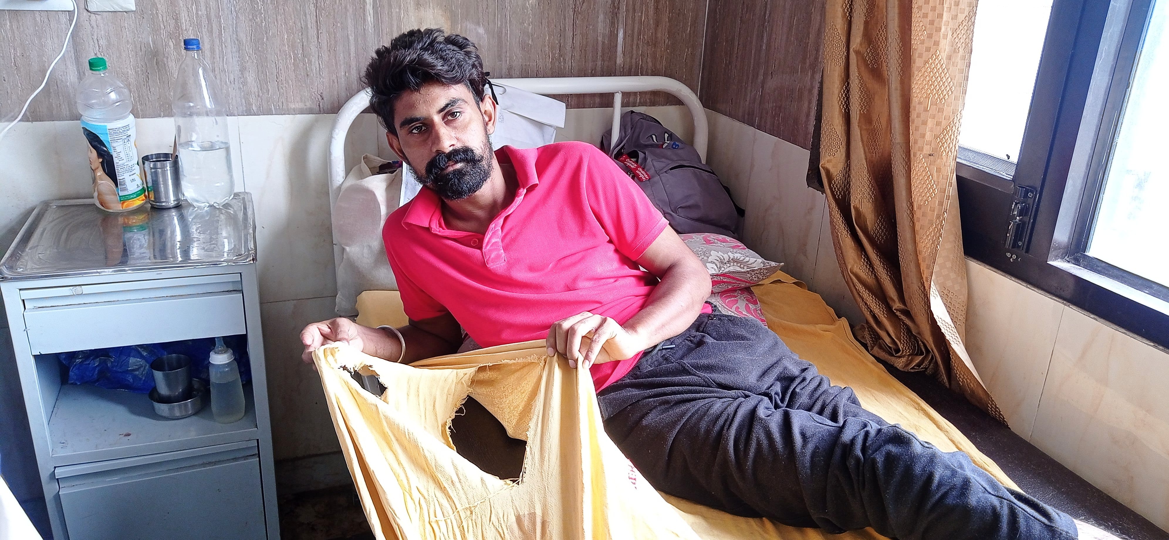 अस्पताल के पुरुष वार्ड में फटी चादर दिखाता मरीज। संवाद अस्पताल के पुरुष वार्ड में फटी चादर दिखाता मरीज। संवाद
