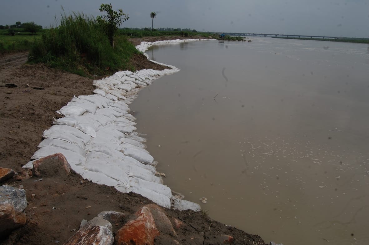 बागपत के काठा गांव में यमुना किनारे लगाए गए कट्टे