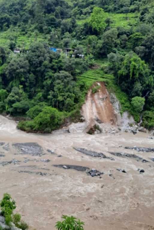 बागेश्वर के पिथौरागढ़ से सटटे गांव कैंचुवा में रामगंगा नदी के कटाव से हुआ भूस्खलन। फोटो सौजन्य ज?
