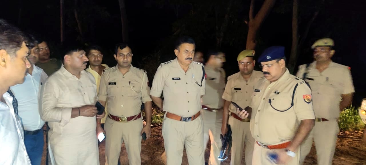 बिजनौर : मंडावर में पुलिस और बदमाशों के बीच हुई मुठभेड़ के बाद जानकारी लेते एसपी सिटी। बिजनौर : मंडावर में पुलिस और बदमाशों के बीच हुई मुठभेड़ के बाद जानकारी लेते एसपी सिटी।