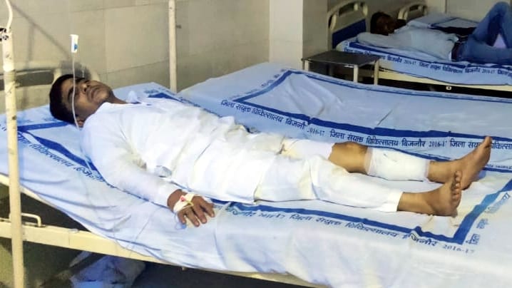 बिजनौर : मंडावर में पुलिस और बदमाशों के बीच हुई मुठभेड़ में घायल बदमाश। बिजनौर : मंडावर में पुलिस और बदमाशों के बीच हुई मुठभेड़ में घायल बदमाश।