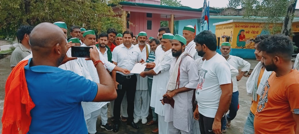 बड़गांव में तहसीलदार को ज्ञापन देते भाकियू कार्यकर्ता बड़गांव में तहसीलदार को ज्ञापन देते भाकियू कार्यकर्ता