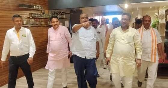 चित्रकूट : प्रशिक्षण वर्ग स्थल पर प्रदेश के प्रमुख संगठन मंत्री सुनील बंसल के साथ कार्यकर्ताओं क? चित्रकूट : प्रशिक्षण वर्ग स्थल पर प्रदेश के प्रमुख संगठन मंत्री सुनील बंसल के साथ कार्यकर्ताओं क?