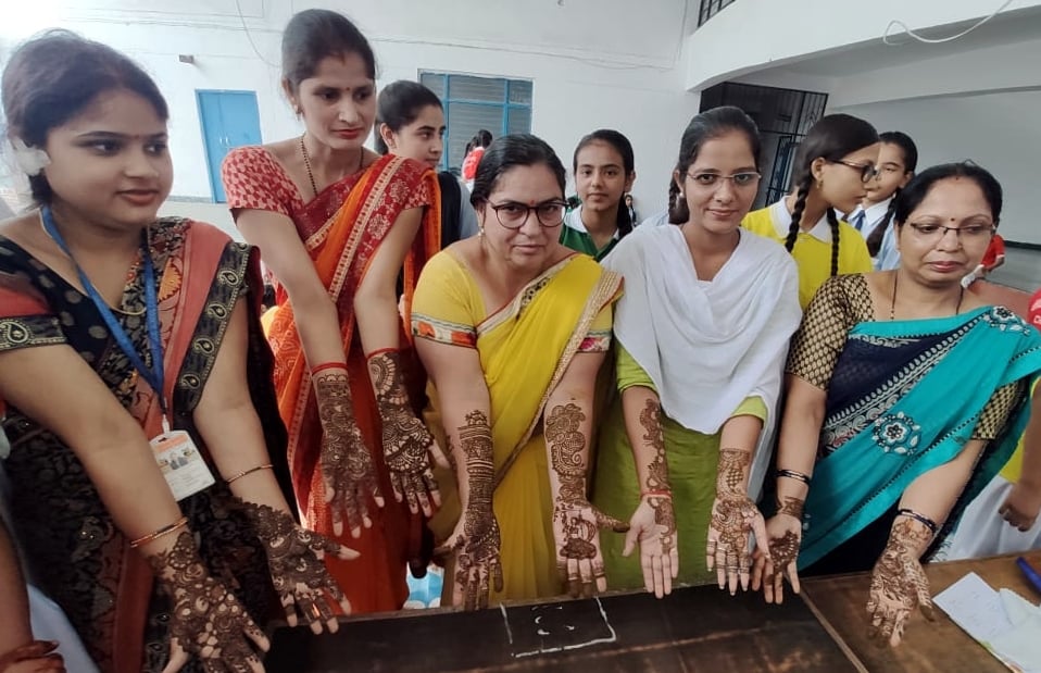 चांदपुर के भगवंत पब्लिक स्कूल में आयोजित मेंहदी प्रतियोगिता में हाथों लगी मेंहदी दिखाती शिक्षि? चांदपुर के भगवंत पब्लिक स्कूल में आयोजित मेंहदी प्रतियोगिता में हाथों लगी मेंहदी दिखाती शिक्षि?