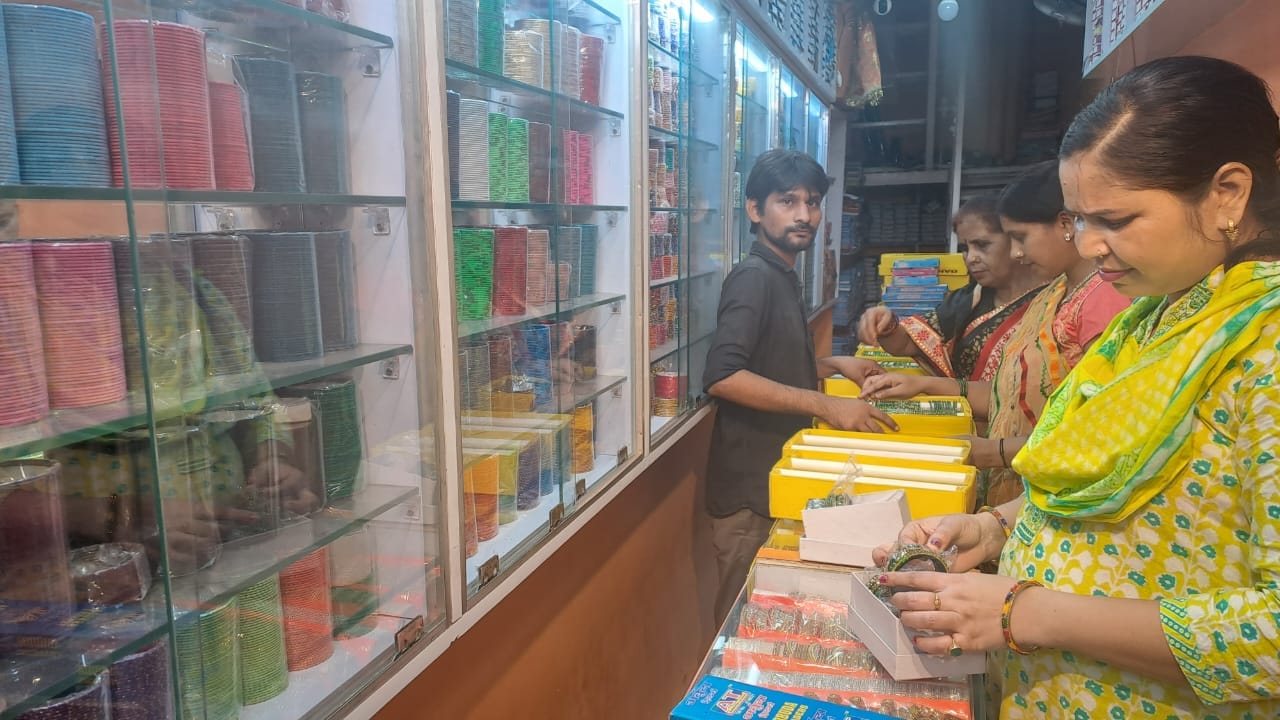 चूड़ी वाली गली में तीज की खरीदारी करती महिलाएं। संवाद चूड़ी वाली गली में तीज की खरीदारी करती महिलाएं। संवाद