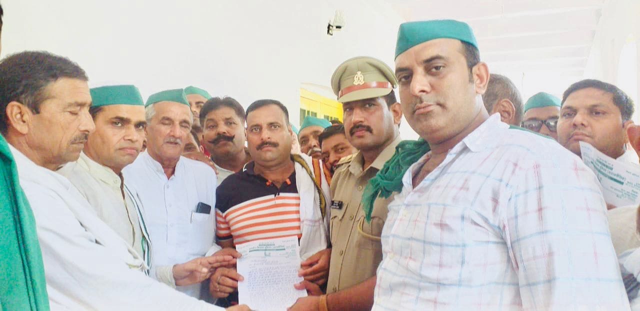 छुटमलपुर में एसओ सतेंद्र नागर को ज्ञापन देते भाकियू कार्यकर्ता छुटमलपुर में एसओ सतेंद्र नागर को ज्ञापन देते भाकियू कार्यकर्ता