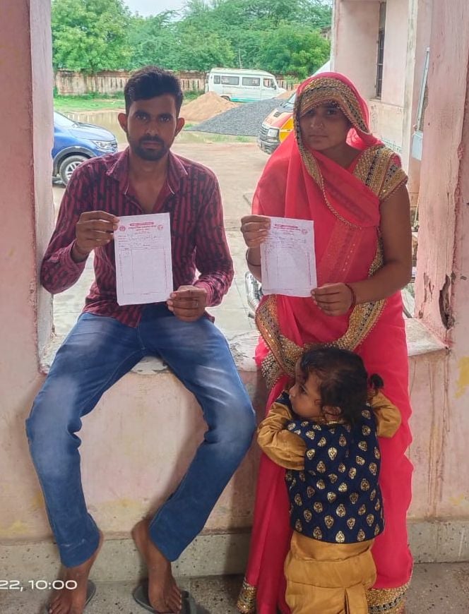 एरवाकटरा अस्पताल में खून जांच के लिए बैठे अंजू व बंटी। संवाद एरवाकटरा अस्पताल में खून जांच के लिए बैठे अंजू व बंटी। संवाद