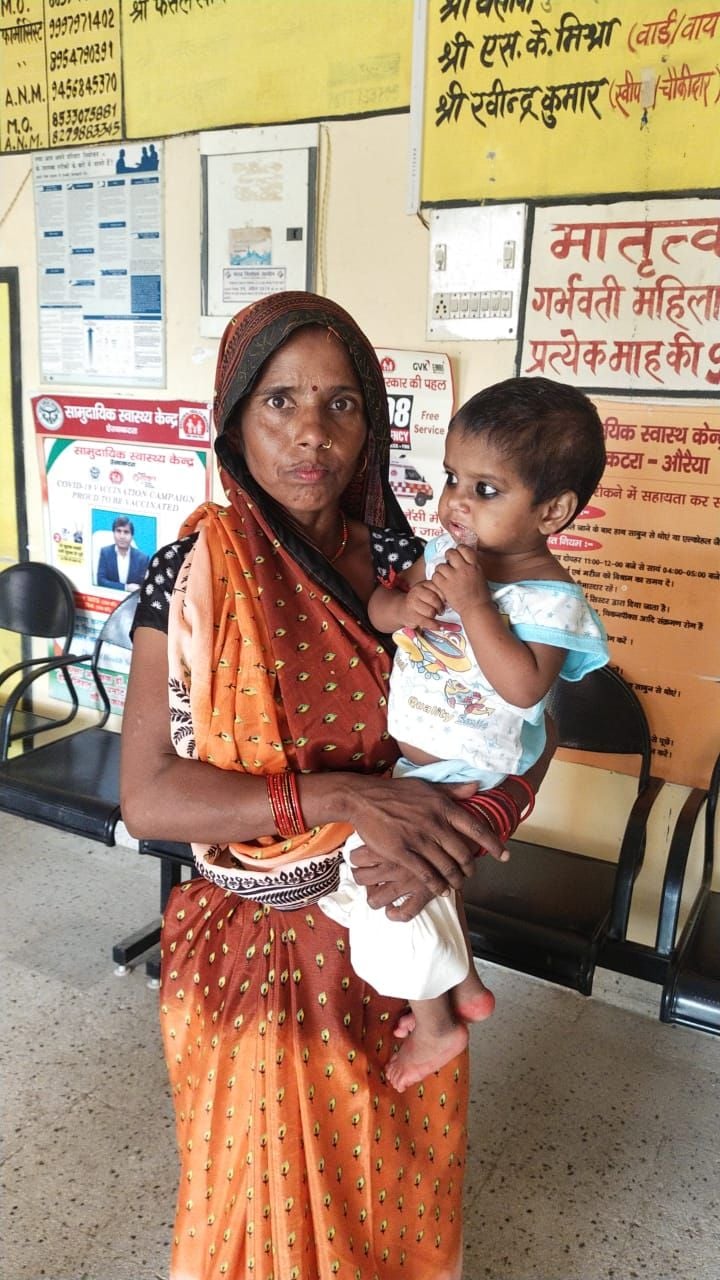 एरवाकटरा में बेटी अनुष्का को दिखाने आई सरोजनी। संवाद एरवाकटरा में बेटी अनुष्का को दिखाने आई सरोजनी। संवाद